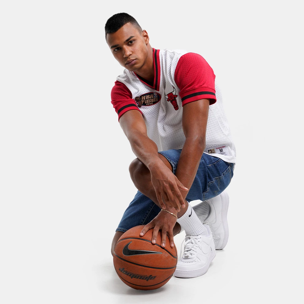 Mitchell & Ness Fashion Mesh V-Neck Chicago Bulls Ανδρικό T-shirt WHITE - Image 5